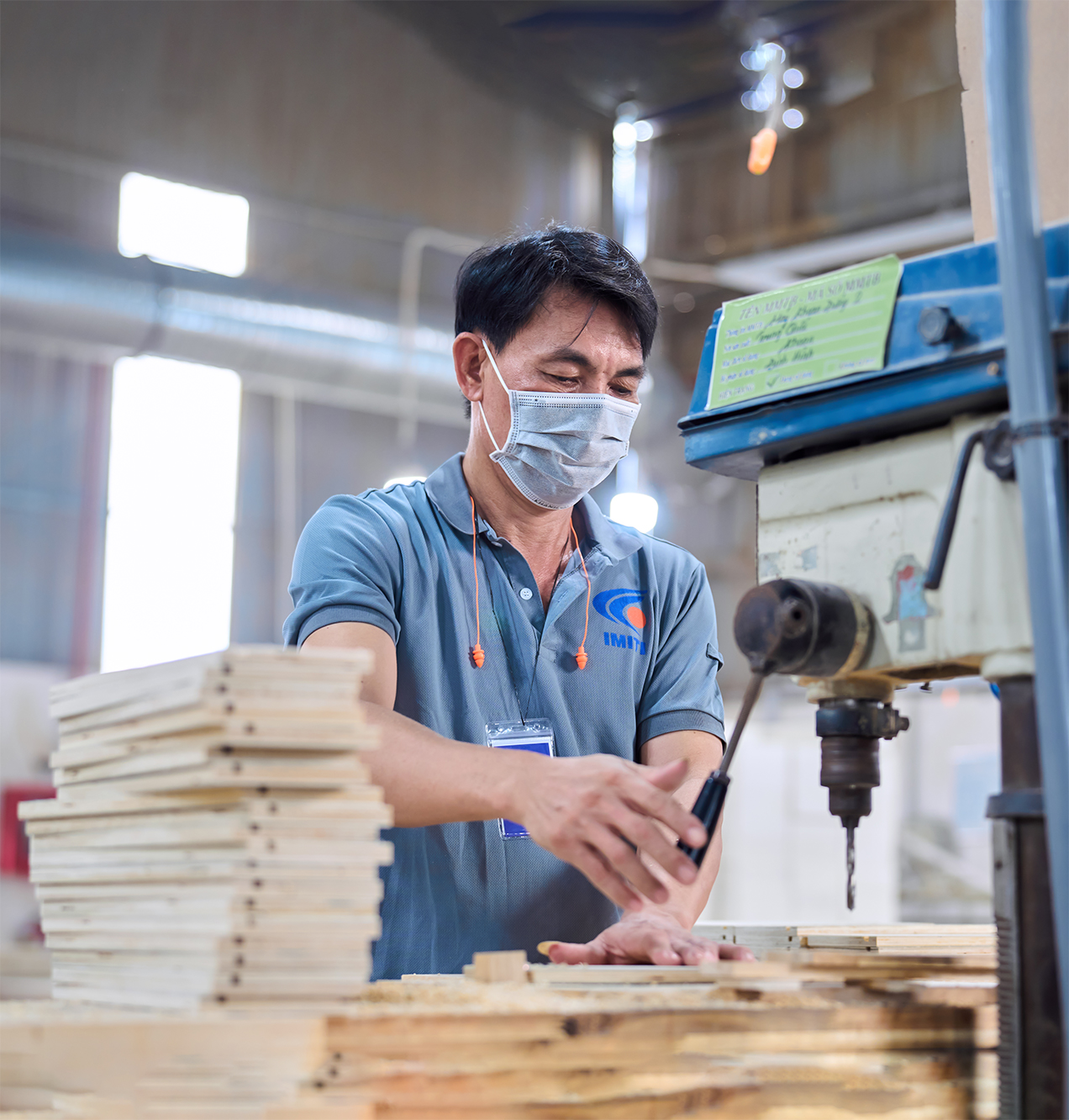 solid wood furniture manufacturer